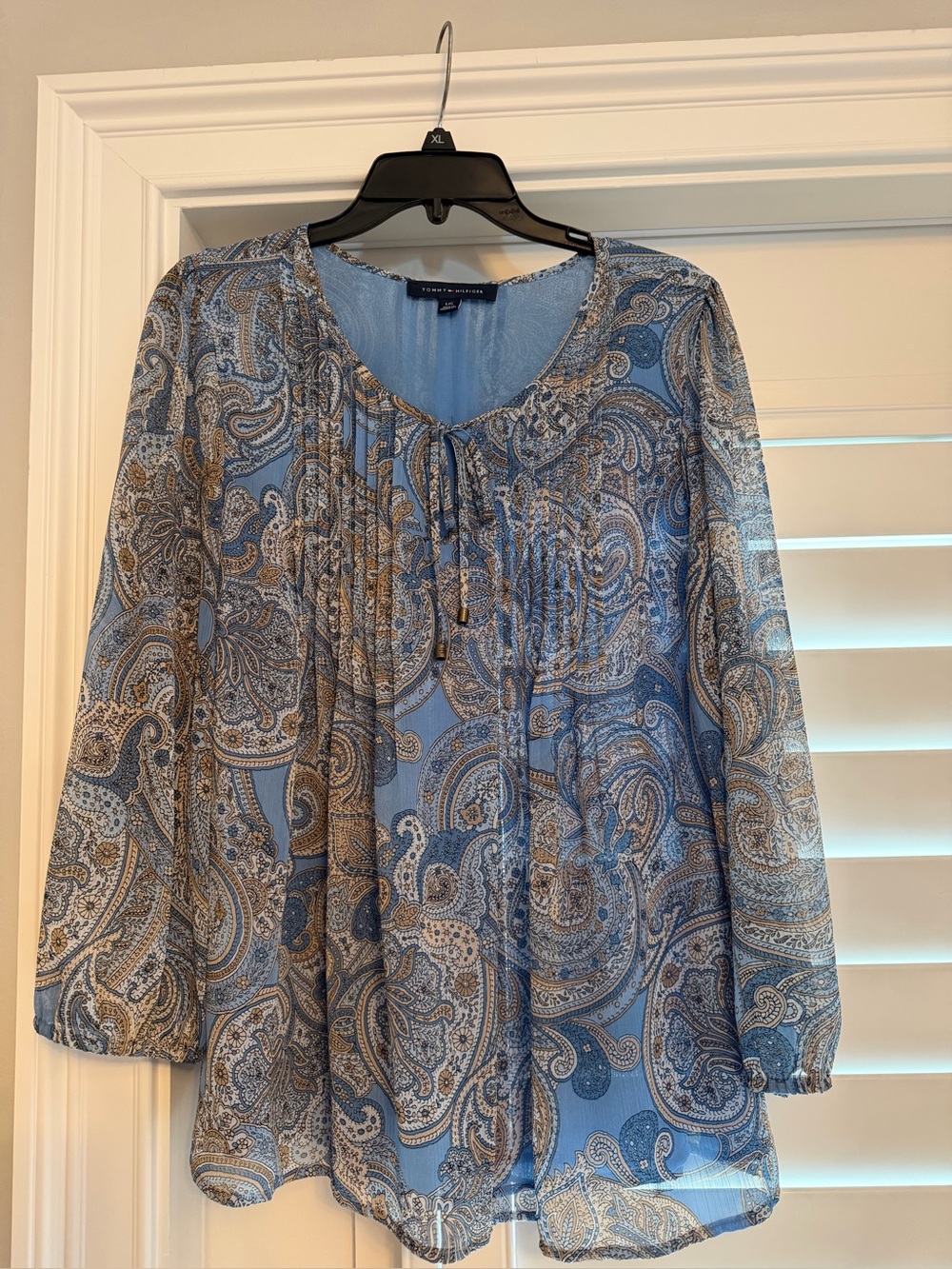 Womenβs Tommy Hilfiger Blue Paisley Tie-Neck Women's Blouse / Size L